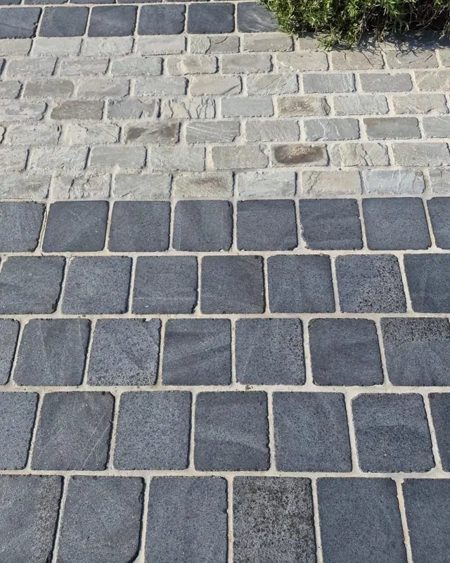 Grijze betonklinkers na de reiniging met de borstel