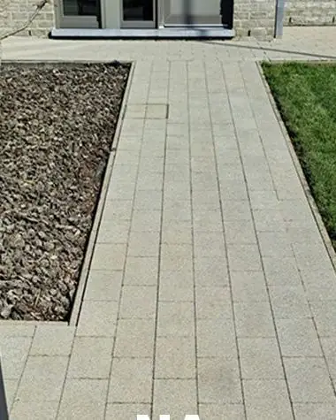 Licht betonpad langs het gazon na de reiniging