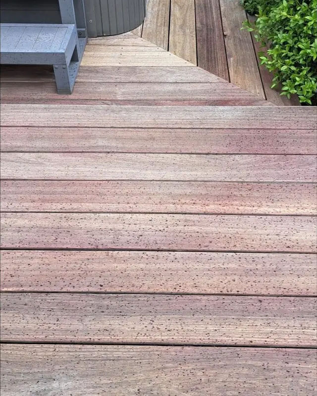 Terras in ipé met de rode houtkleur terug na de reiniging