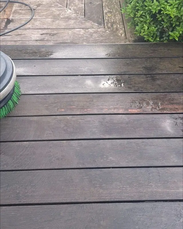 Terrasplanken in ipé tijdens het borstelen