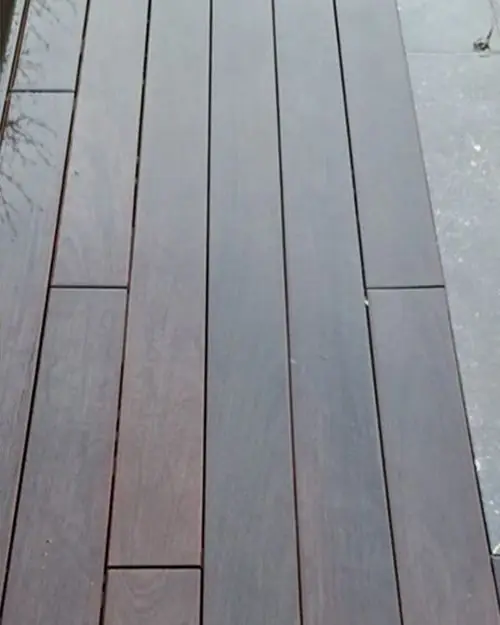 Vlonder in ipé met de donkere houtkleur terug