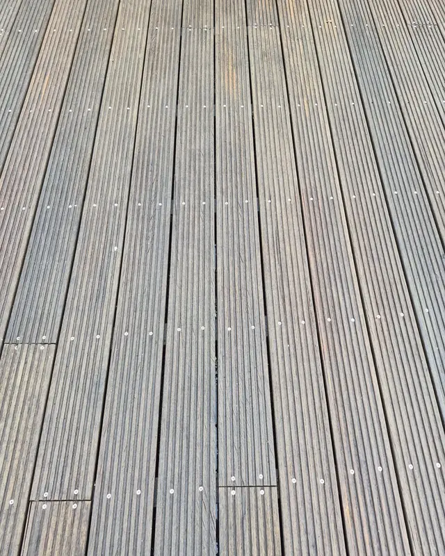 Dezelfde planken in ipé na de reiniging