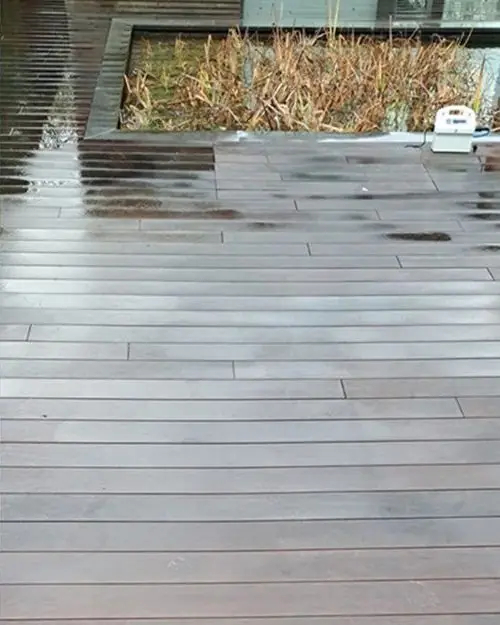 Terras in ipé aan de vijver na de reiniging