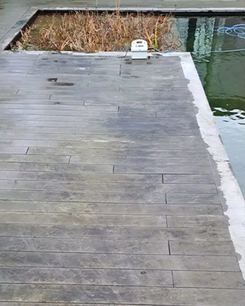 Terras in ipé aan een vijver met groene waas