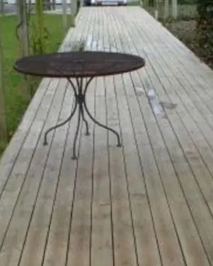 Houten vlonderpad na de reiniging