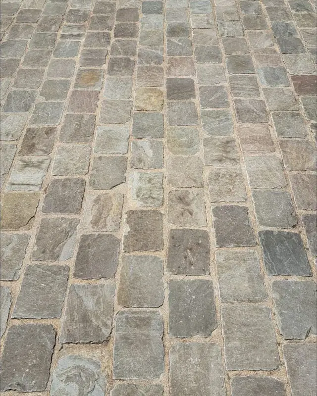 Kasseienterras na de reiniging