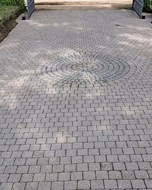Oprit in betonklinkers met het cirkelmotief weer zichtbaar