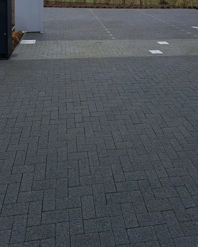 Parking laten reinigen: parking van een boekhoudkantoor na de borstelmachine