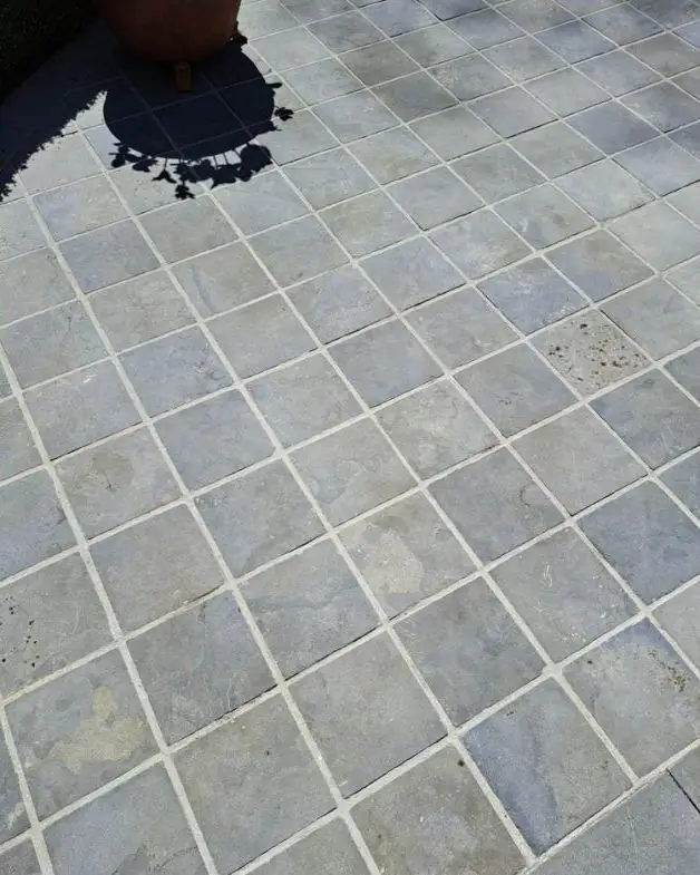 Rond terras in blauwe steen na de reiniging
