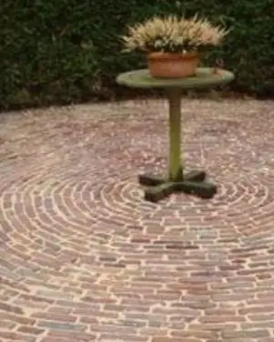 Rond klinkerterras met de rode steen weer zichtbaar