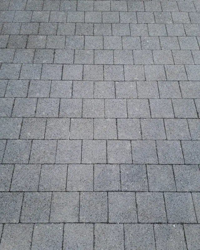 Grijze betonklinkers na de reiniging