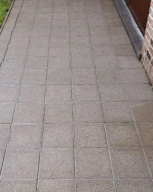 Terras in betontegels na de reiniging