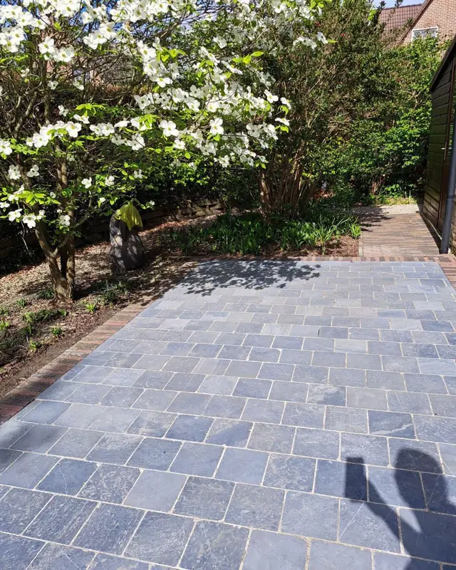 Blauwe steen laten reinigen: terras in blauwe steen na de reiniging