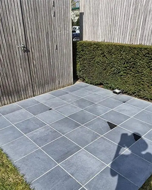 Grijze terrastegels na de reiniging