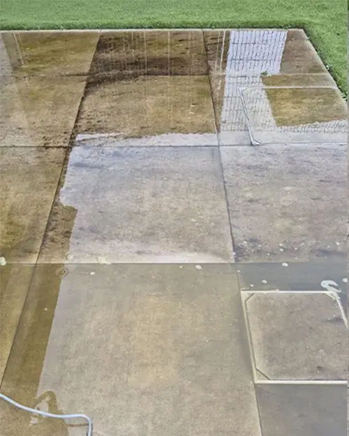 Grote betontegels met donkere aanslag