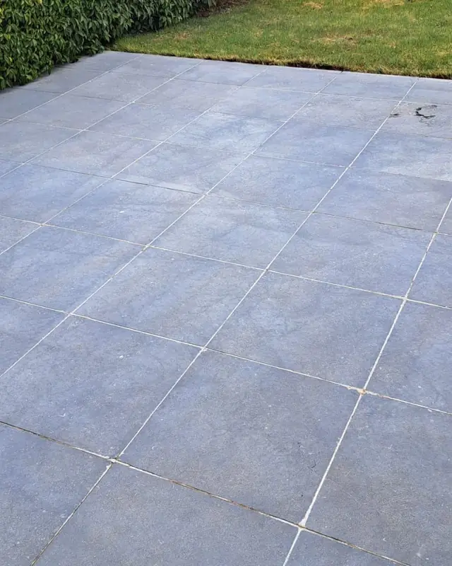 Hetzelfde tegelterras proper en droog