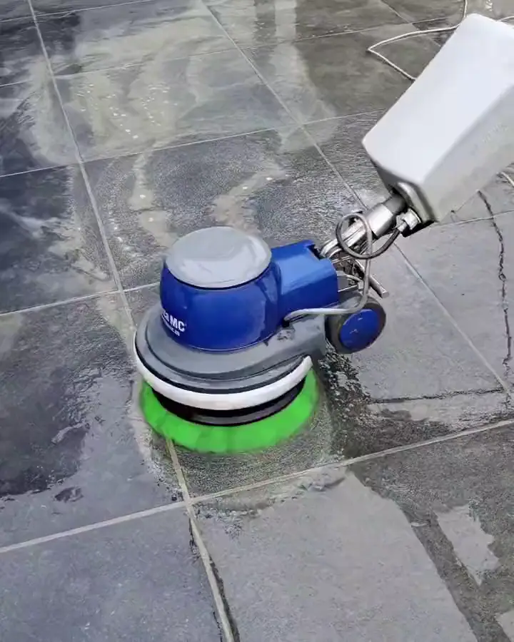 Borstelmachine van Clean Floors reinigt natte terrastegels